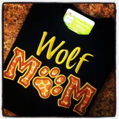 MOM Applique with Paw stitched by Mollie Martin